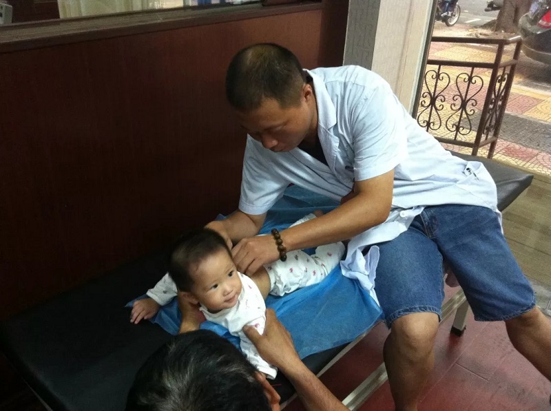 周国禹为病人治疗.jpg 周国禹为病人治疗.jpg